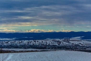 Dağları ve ağaçları olan güzel bir manzara.