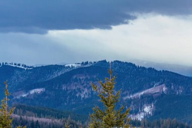 Kışın karlı dağların güzel bir görüntüsü.