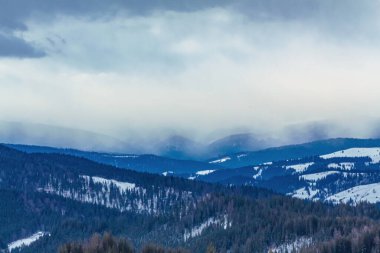 Karla kaplı dağlarla kaplı kış manzarası