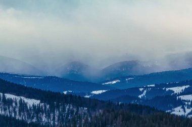 Sabahları dağların güzel manzarası