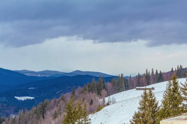 Karlı dağ manzarası - tepeli dağlar