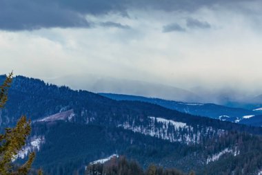 Kışın güzel dağ manzarası
