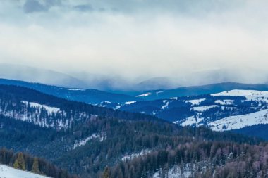 Karlı dağlarla güzel kış manzarası