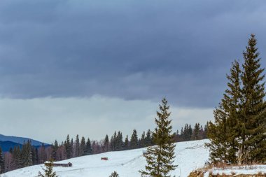 Dağlarda kış manzarası