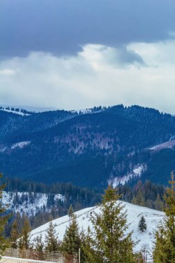 Dağlardaki güzel karlı kış manzarası