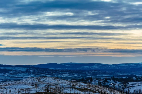 Dağlı ve karlı güzel kış manzarası
