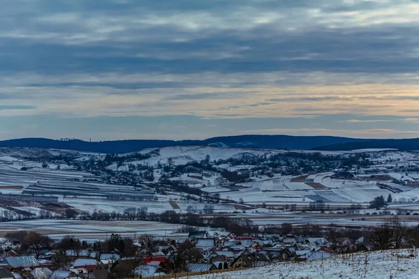 Kar ve tarlalarla kaplı kış manzarası