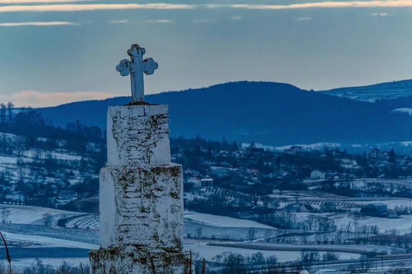 Dağlardaki mezarlıktan geçeceğiz.