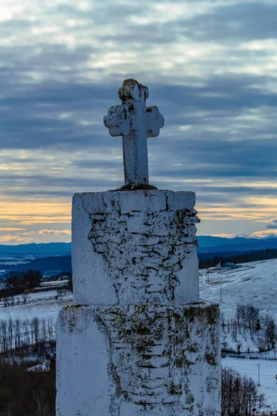Dağın tepesindeki haçın yakın çekim görüntüsü.