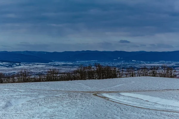 Karla kaplı dağlarla kaplı kış manzarası