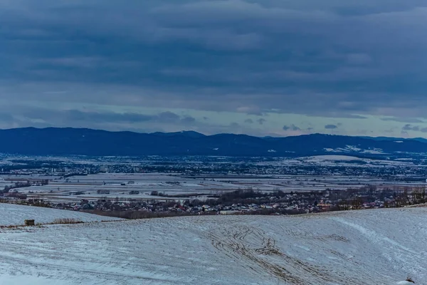 Kışın karlı ve dağlı güzel bir manzara.