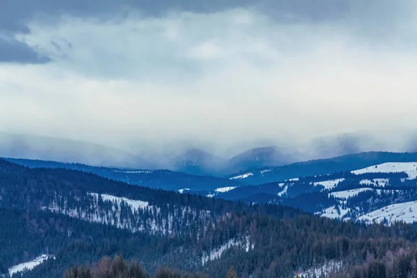 Karla kaplı dağlarla kaplı kış manzarası
