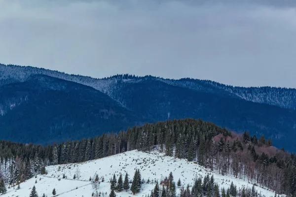 Kışın karlı dağ silsilesi