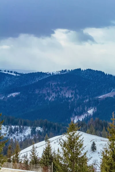 Dağlardaki güzel karlı kış manzarası