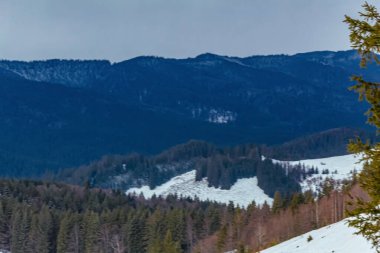 Dağlar ve karla kaplı güzel bir manzara.
