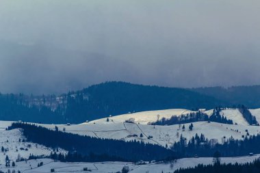 Karpat Dağları 'ndaki kış manzarası