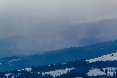 Dağlarda kış manzarası karla kaplıydı.