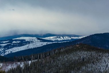 Dağları karla kaplı güzel kış manzarası