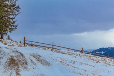 Karpat Dağları 'ndaki kış manzarası.