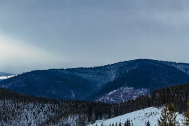 Dağlarda kış manzarası