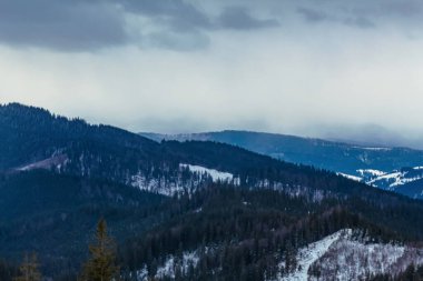 Karla kaplı dağlarla kaplı kış manzarası
