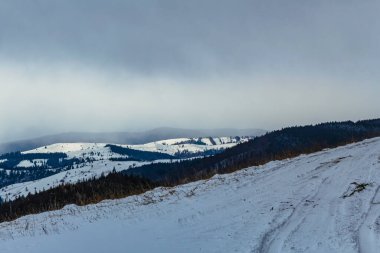 Kar ve dağlarla kaplı kış manzarası