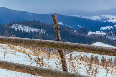 Karla kaplı dağlarla kaplı kış manzarası