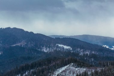 Dağlar ve karla kaplı güzel bir manzara.