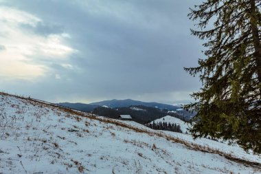 Dağlarda kış manzarası
