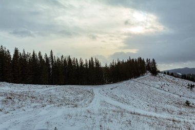 Karla kaplı dağlarla kaplı güzel kış manzarası