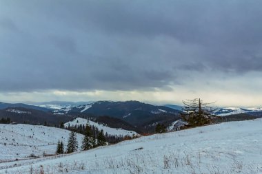 Karla kaplı dağ manzarası.