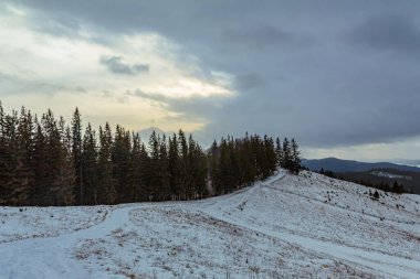 Dağları olan güzel bir manzara.