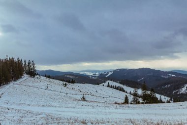 Dağlardaki güzel kış manzarası