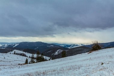 Karla kaplı dağlarla kaplı güzel kış manzarası
