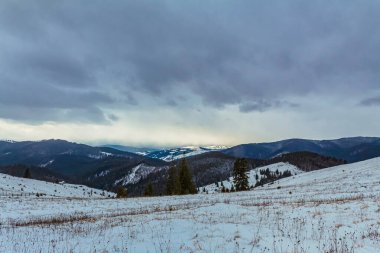 Güzel kış manzara karlı tepeleri ile