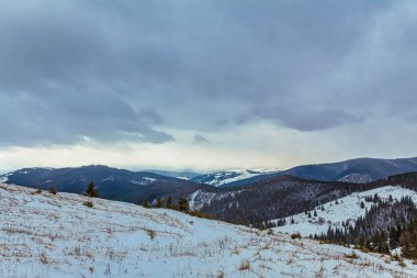 Kışın karla kaplı dağlar