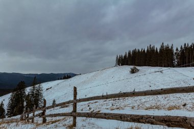 Karla kaplı güzel kış manzarası - dağlarla kaplı.