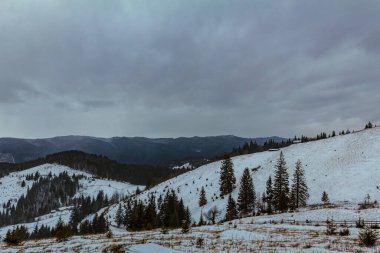Kar ve dağlarla kaplı kış manzarası