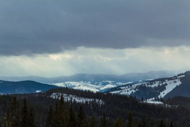 Dağlarda kış manzarası