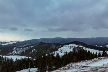 Dağlarda kış manzarası