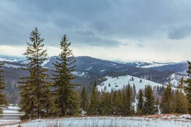 Dağlarda kış manzarası