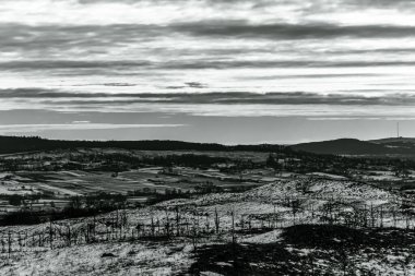 Dağlarda siyah beyaz bulutlar