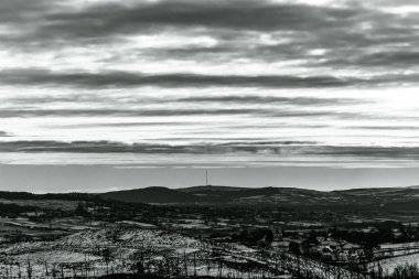 Dağları ve ağaçları olan güzel bir manzara.