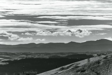 Bulutlu ve mavi gökyüzü olan dağ manzarası