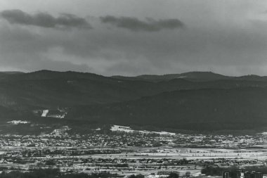 bir dağ manzarasının siyah beyaz fotoğrafı