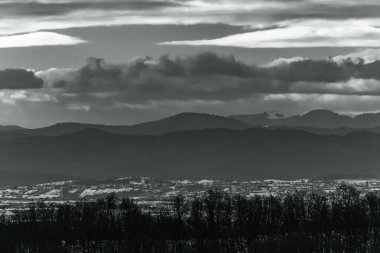 Dağların siyah beyaz fotoğrafı
