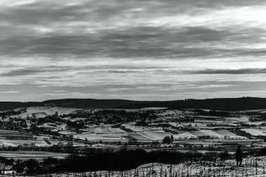 Kış manzarasının siyah ve beyaz görüntüsü.