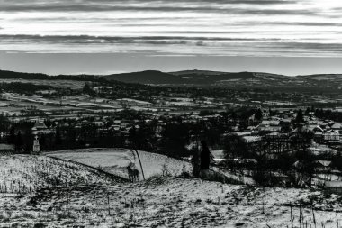 Kışın dağların güzel manzarası