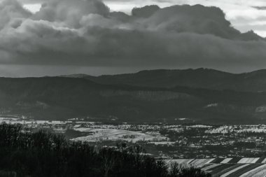 Dağ manzarasının siyah beyaz fotoğrafı