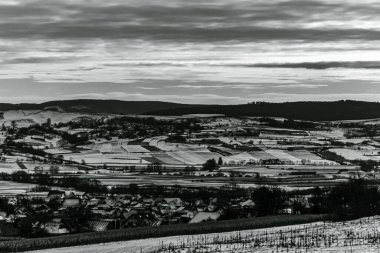 Almanya 'da bir köyün siyah beyaz görüntüsü.